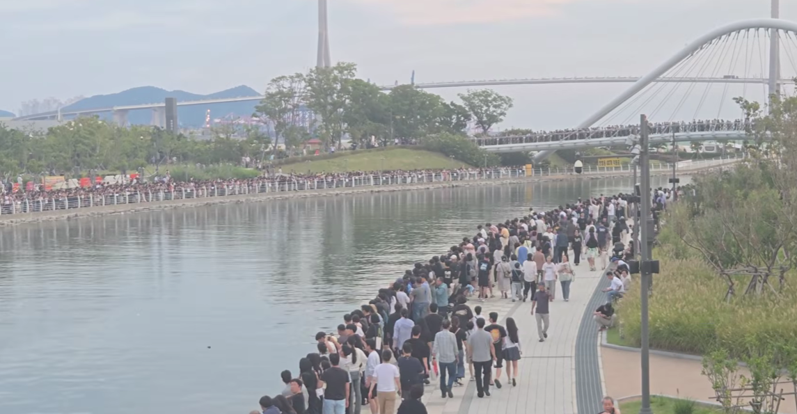 부산 북항 친수공원 인공 수로를 따라 길게 늘어선 관람객들