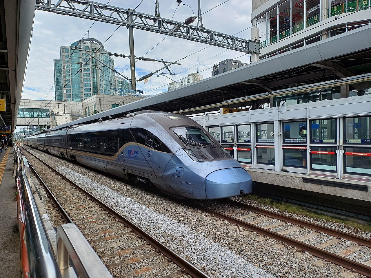 역 승강장 옆 선로에 서 있는 푸른색 KTX-청룡 고속열차