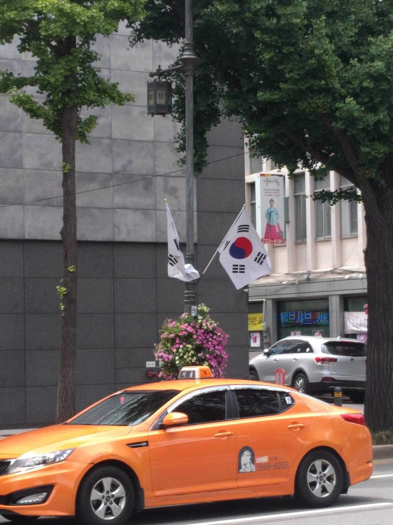 서울 도심 도로를 달리는 주황색 서울 택시