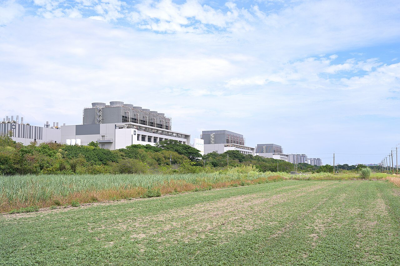 논밭 너머로 보이는 대만 타이난의 TSMC 18공장 건물들