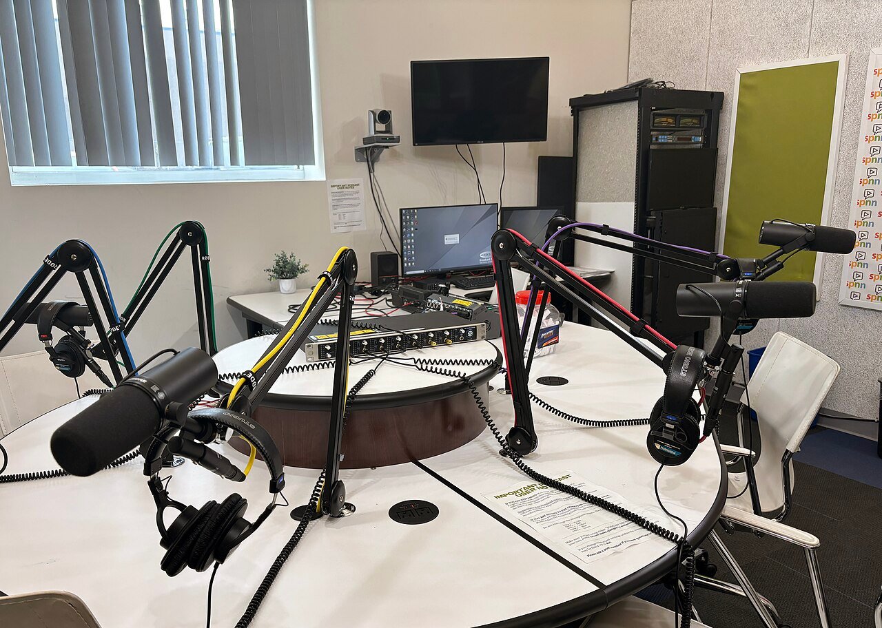 마이크와 헤드폰, 카메라가 놓인 팟캐스트·영상 녹화 스튜디오
